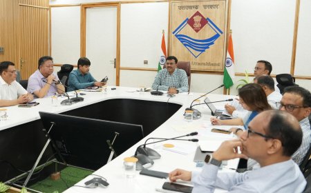 मुख्य सचिव श्री आनन्द बर्द्धन की अध्यक्षता में मंगलवार को सचिवालय में सचिव समिति की बैठक ली