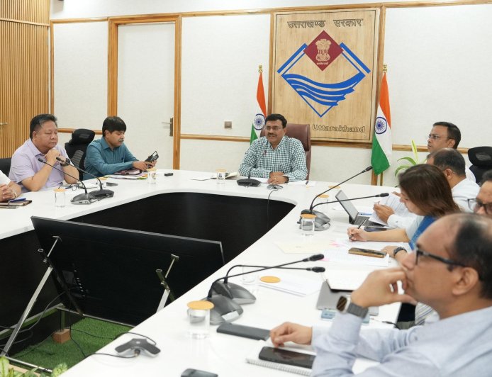 मुख्य सचिव श्री आनन्द बर्द्धन की अध्यक्षता में मंगलवार को सचिवालय में सचिव समिति की बैठक ली