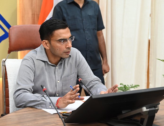 विकास, सेवाओं और बुनियादी ढांचे के लिए राजस्व प्राप्ति,टैक्स चोरी रोकथाम,माईने जिला प्रशासन, सिर्फ प्रवर्तन नहीं; बल्कि राजस्व अर्जन, अर्न्तविभागीय  समन्वय जिला स्तरीय राजस्व संवर्धन एवं अनुश्रवण समिति की बैठक में डीएम ने दिए निर्देश