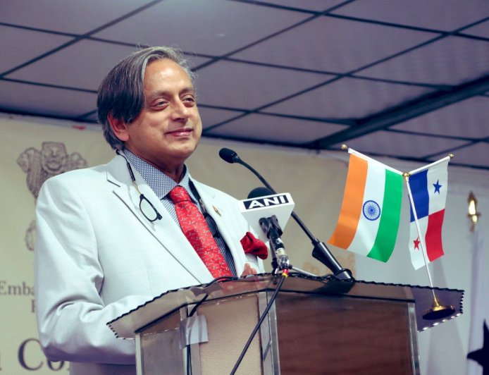 शशि थरूर विदेश में जाकर पाकिस्तान को बेनक़ाब कर रहे हैं तो कांग्रेस क्यों बिलबिला उठी