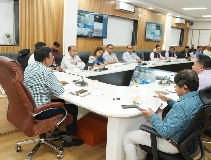 मुख्य सचिव श्री आनन्द बर्द्धन की अध्यक्षता में मंगलवार को सचिवालय में सचिव समिति की बैठक ली